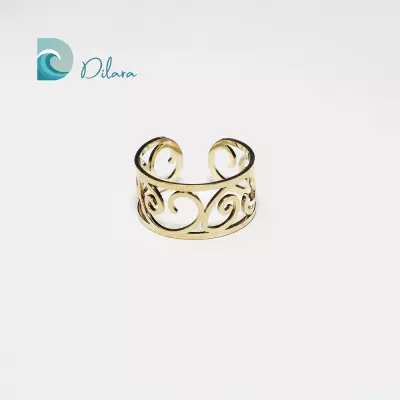Anillo de acero con diseño de olas