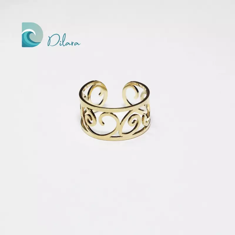Anillo de acero con diseño de olas