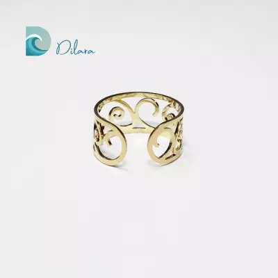 Anillo de acero con diseño de olas