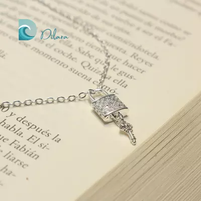 Colgante Candado Plateado con Brillantes