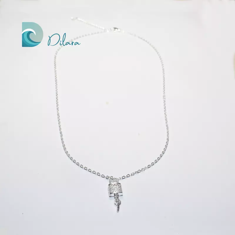 Colgante Candado Plateado con Brillantes