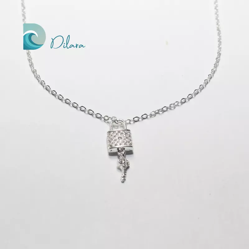 Colgante Candado Plateado con Brillantes