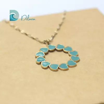 Collar Dorado con Colgante de Corazones Turquesa