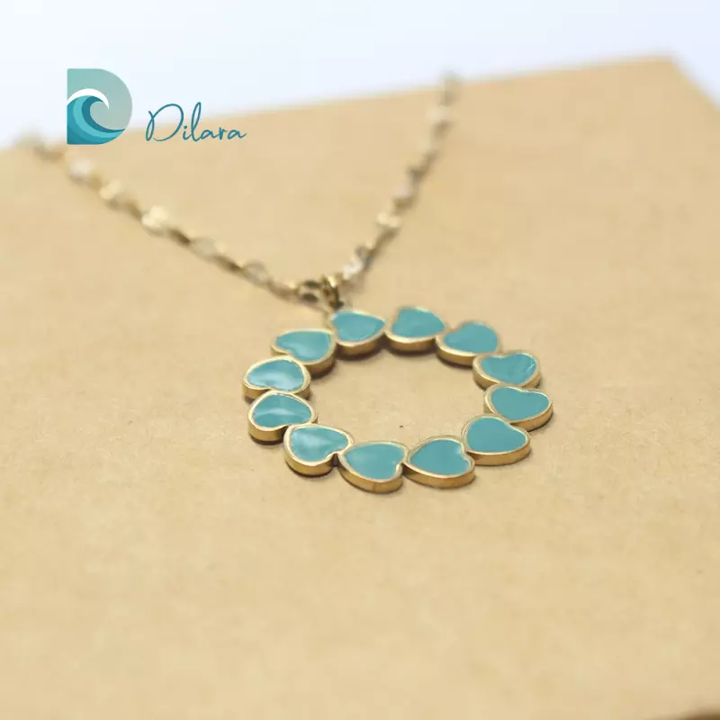 Collar Dorado con Colgante de Corazones Turquesa