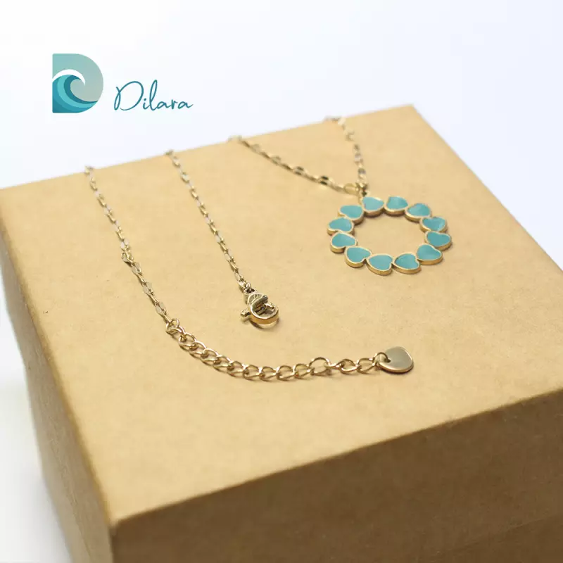 Collar Dorado con Colgante de Corazones Turquesa