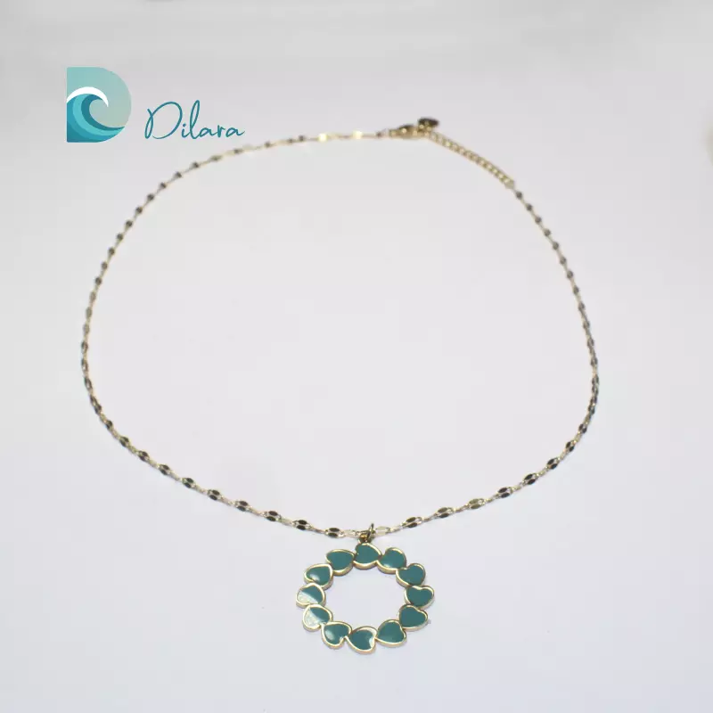 Collar Dorado con Colgante de Corazones Turquesa