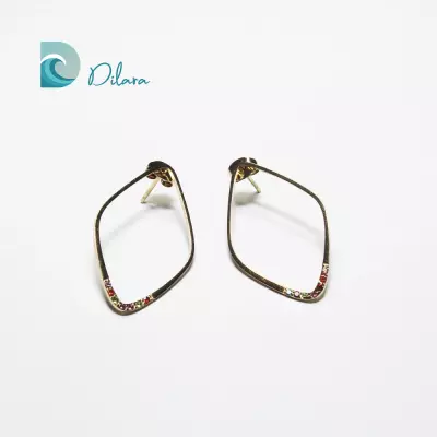 Pendientes Dorados Geométricos con Toque de Color